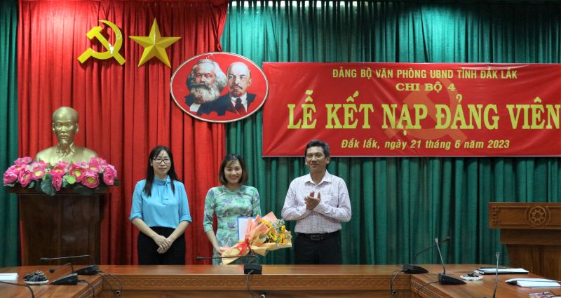 Chi bộ 4 Đảng bộ Văn phòng UBND tỉnh tổ chức Lễ kết nạp đảng viên mới